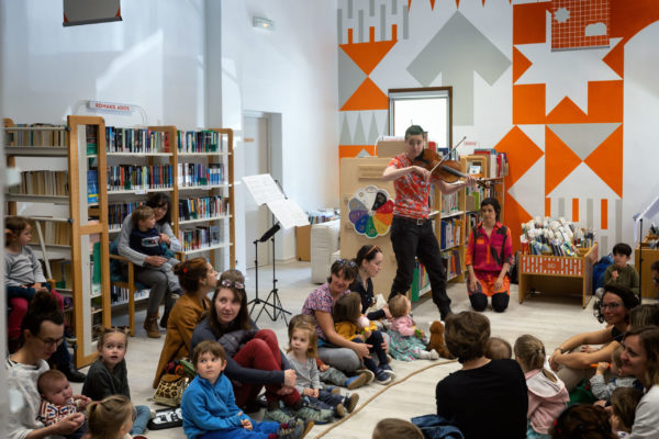 France, Gresy-sur-Aix, 2023-05-03. La breche Festival - Concert Bebes - Mediatheque -  Akiko Godefroy, Violeta Cruz. Photographie de Martin Noda / Hans Lucas