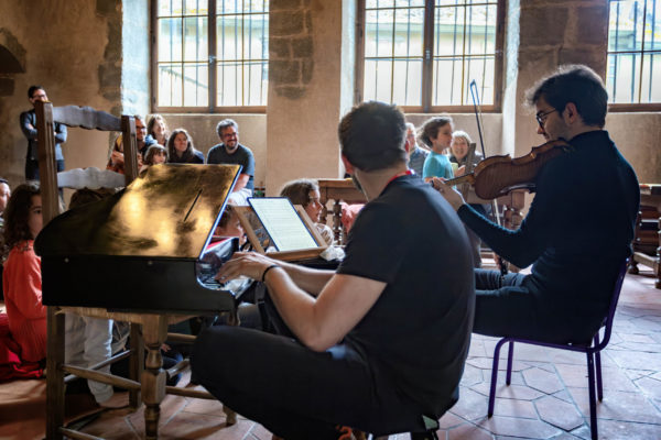 France, Le Bourget du lac, 2023-04-29. La breche Festival - Atelier Toy Piano - Le Prieure du lac - Romain Louveau, Nikola Nikolov. Photographie de Martin Noda / Hans Lucas