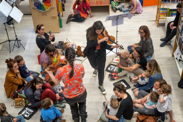 France, Gresy-sur-Aix, 2023-05-03. La breche Festival - Concert Bebes - Mediatheque - Rozarta Luka, Akiko Godefroy, Violeta Cruz . Photographie de Martin Noda / Hans Lucas