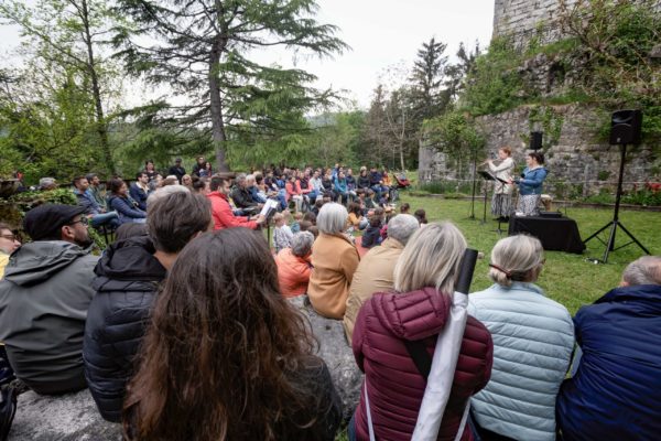 France, Gresy-sur-aix, 2023-04-30. La breche Festival - Conte du Ventemps - Marie Soubestre et Sarah Van der Vlist. Photographie de Martin Noda / Hans Lucas